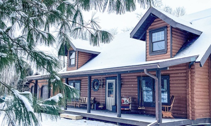 Paris Cabin | Luxury Log Retreat with Hot Tub, Near Homestead & Winery