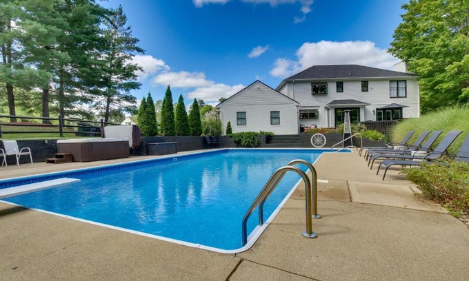 Otterbien Home Villa | Luxury Maineville Villa with Private Pool and Deck