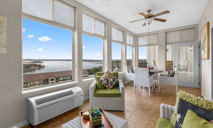 Table Rock Condo | Luxury Majestic Condo on Table Rock Lake - Main Channel View and 5 Mins to Downtown
