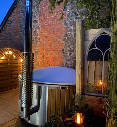 Pontesbury House | Luxury Mary's Croft with Swedish Hot tub and BBQ HUT