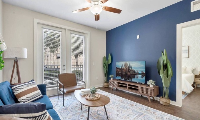 North Hyde Park Apartment | Luxury Meets Comfort | Pool, Gym + FREE Parking!