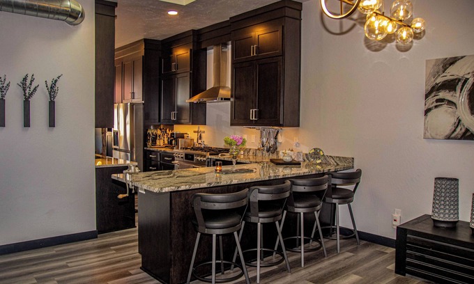Algoma Apartment | Luxury Meets Historic @ The Luxe Loft - AMAZING LOCATION!