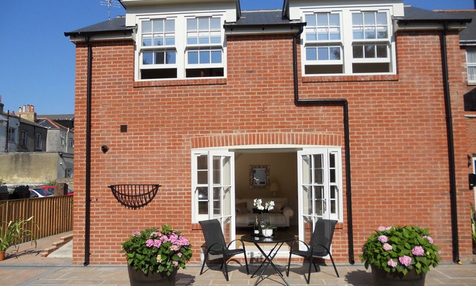 Ryde House | Luxury Mews House,5 Minutes Walk to Nearby Beach.Tranquil Courtyard,Central Ryde