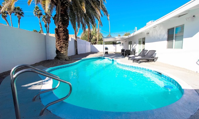 Las Vegas House | Luxury Mid-Century Modern 5min to Strip + Pool