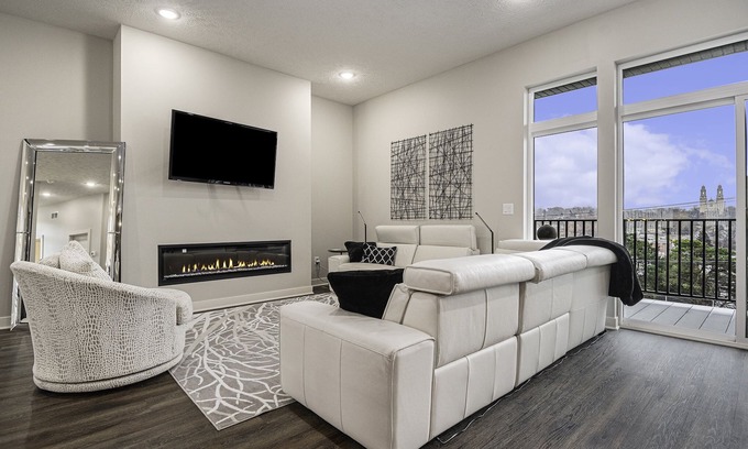 Dundee-Happy Hollow Historic District House | Luxury Midtown Townhome near UNMC