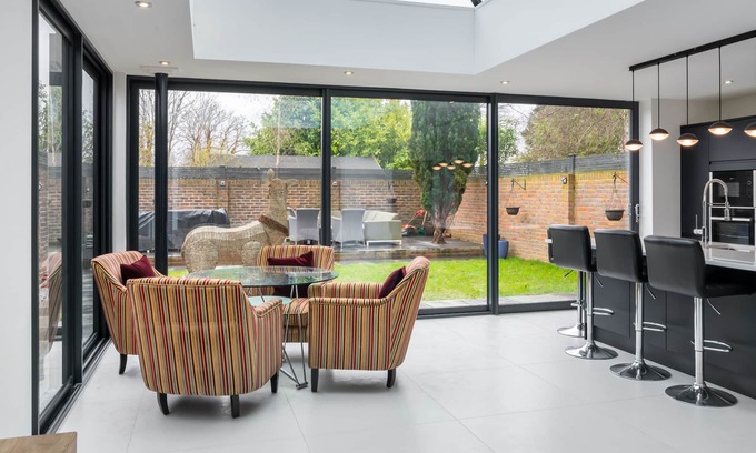 Sunbury on Thames House | Luxury Modern Spacious 3 Bedroom House in Shepperton - Great location - Heathrow