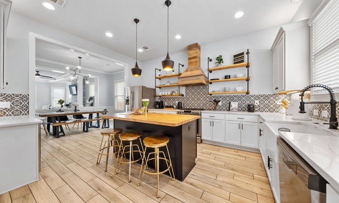 Near East Side House | Luxury Modern Farmhouse- Hot Tub-Tower Views-5mins to Downtown-Pearl-River Walk