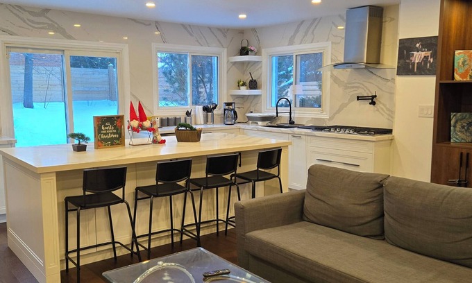 Richmond Hill House | Luxury Modern Home – Quiet Escape in Richmond Hill. Ideal for Groups & Families