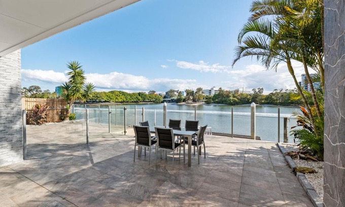 Surfers Paradise Villa | Luxury Modern Newly-renovated house with marina in Chevron Island opposite HOTA precinct