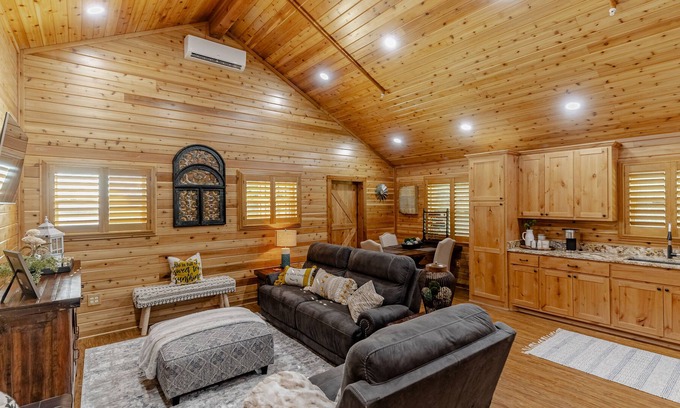 Lavon House | Luxury Mordicai Cabin at Historical Farm