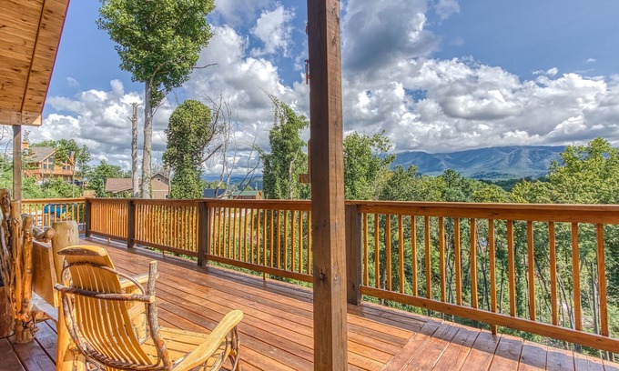 Gatlinburg Cabin | Luxury Mountain Cabin, Stunning Views, Man Cave, Theater Room, Hot Tub and More!