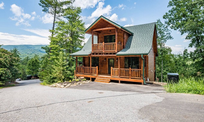 Gatlinburg - Pigeon Forge Cabin | Luxury Mountain Escape: Hot Tub, Pool Table, Pool, Mountain Views - Near Town