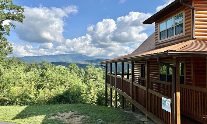 Gatlinburg - Pigeon Forge Cabin | Luxury Mountaintop Getaway with, Fire Pit, New Hot Tub, WiFi & Gorgeous Views!