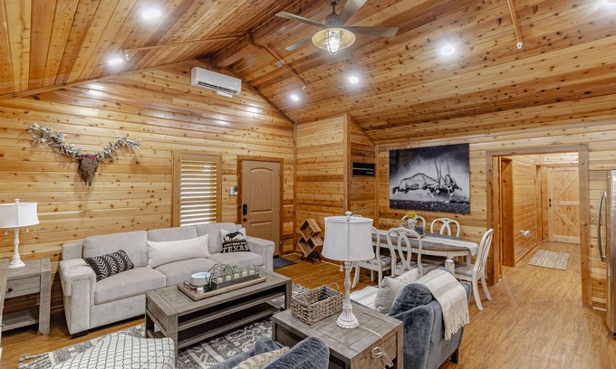 Lavon House | Luxury Nanette Cabin at Historical Farm