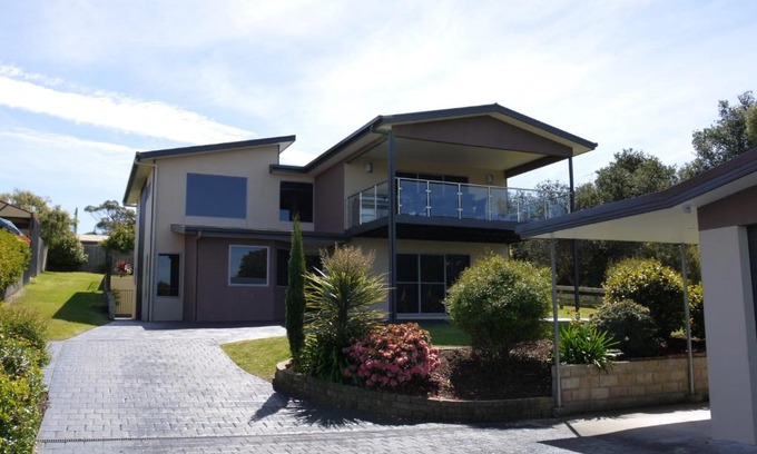 Bridport House | Luxury Near Old Pier Beach