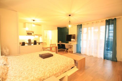 Arpajon Apartment | Luxury New - 8mn walk RER C-Paris-Eiffel Tower, Free Stree Parking, Private Balcony, Bultex Mattress 160x200, Elevator, Arpajon Hospital