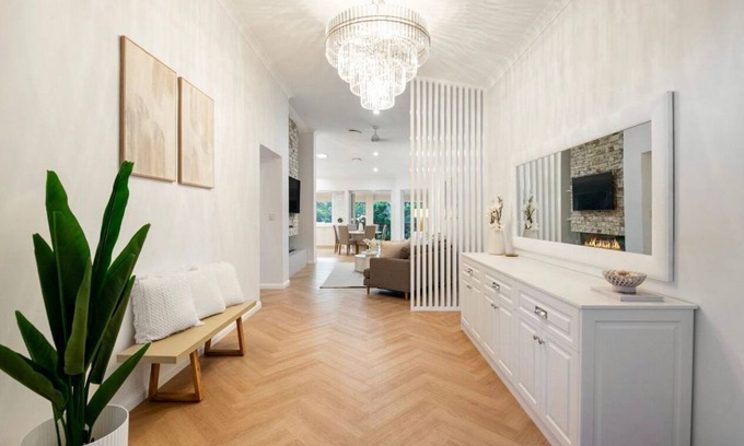 Carindale House | Luxury Oasis in Carindale - Relax, Unwind & Enjoy! Pool, Wifi, AC & Chef Kitchen
