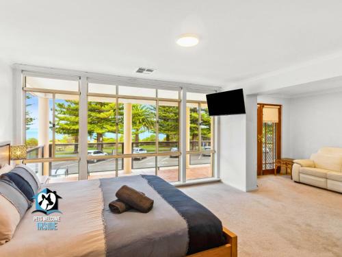 Victor Harbor House | Luxury Ocean Front 3BR Home in Central Victor