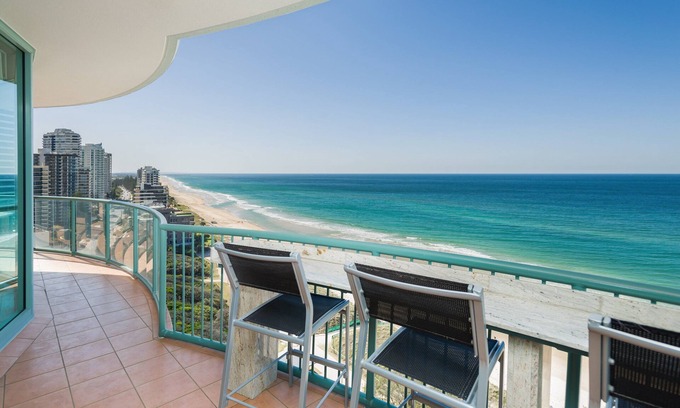 Main Beach Apartment | Luxury Oceanfront 3 Bedroom Platinum Sub-Penthouse