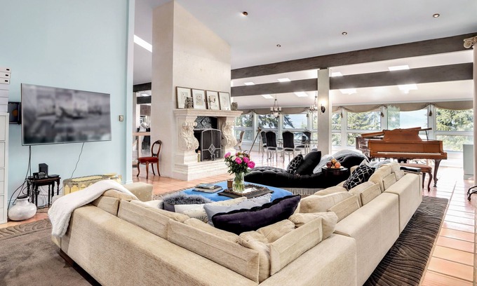 Lions Bay House | Luxury oceanview entertainment home by skiing, hiking 5 min to beach