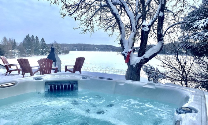 Labelle Ski Chalet | Luxury Panoramic View Waterfront-SPA-Games-Foyer