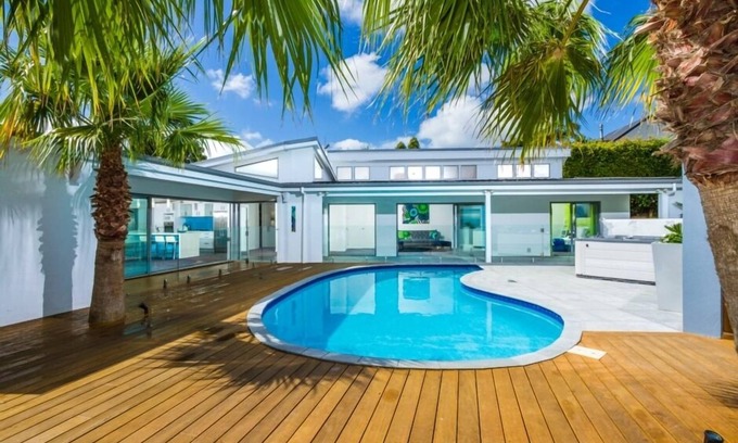Mairangi Bay House | Luxury Paradise by the Sea