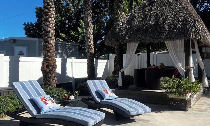 Ludlam Apartment | 🌺Luxury Paradise: Tropical Post-Op Style Edition 🌺
