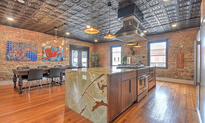 Bristol House | Luxury Penthouse in Downtown Bristol + Cool Patio Sleeps 10 Near Casino/BMS