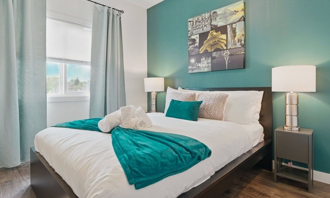 North Central Edmonton House | Luxury Penthouse|Spacious|Air Conditioning|Close to EDM Downtown|Free Parking