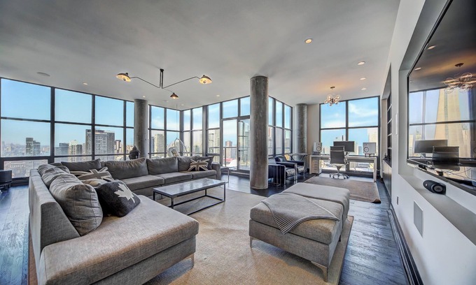 Toronto Entertainment District Apartment | Luxury PENTHOUSE w BREATHTAKING CN TOWER VIEWS