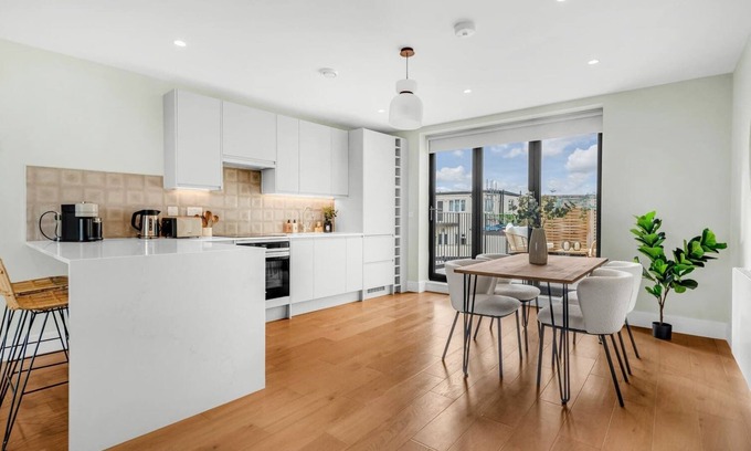 Kilburn Apartment | Luxury Penthouse w/ Roof Terrace Overlooking Park
