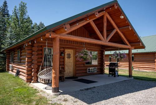 Bonners Ferry House | Luxury Pet-Friendly 1-Bedroom Log Cabin in Bonners Ferry with Full Kitchen and Wi-Fi
