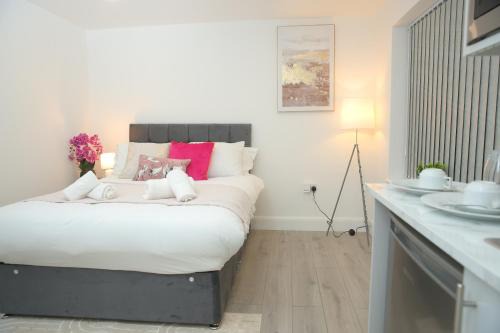 Luton House | Luxury Private Ensuite and Kitchenette Room Near Luton Airport 4 Min Drive