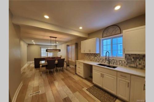 Niagara Falls House | Luxury Private Home in the Heart of Niagara Falls