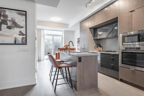 Cooksville House | Luxury Properties close to Rogers Center in Toronto Downtown Core