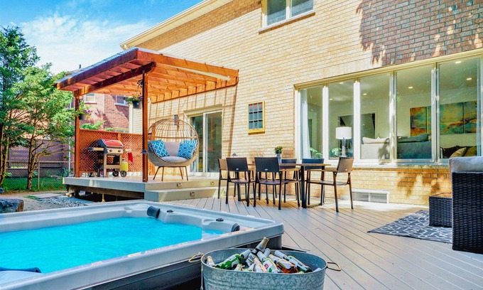 Ajax House | Luxury Remodel w HOT TUB, 6 Bdrm w 3 King beds.