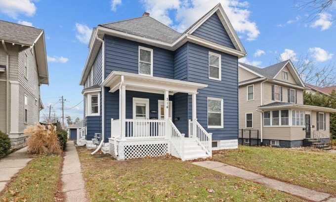 Davenport Apartment | Luxury Renovated 2 Bedroom Apt