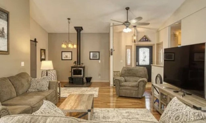 Gillette House | Luxury retreat for professionals: Ideal for relaxation & rejuvenation. Book now!