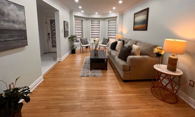 Lisgar House | Luxury Retreat: Grand 7-Bedroom Haven for Groups