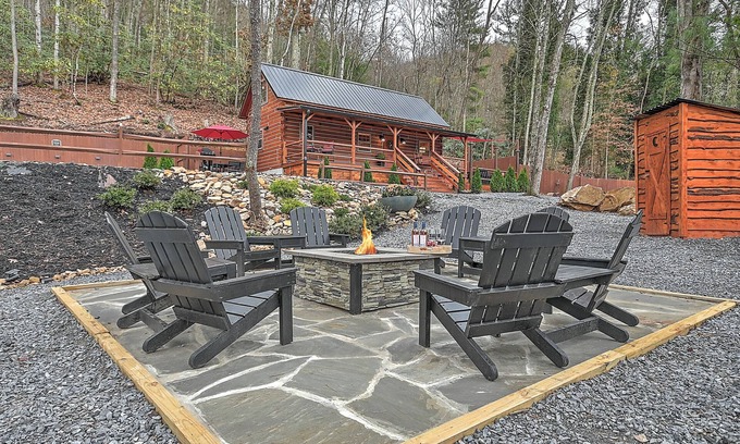 Elizabethton Cabin | Luxury Retreat in the Smokey Mountains/Hot Tub Cabin A