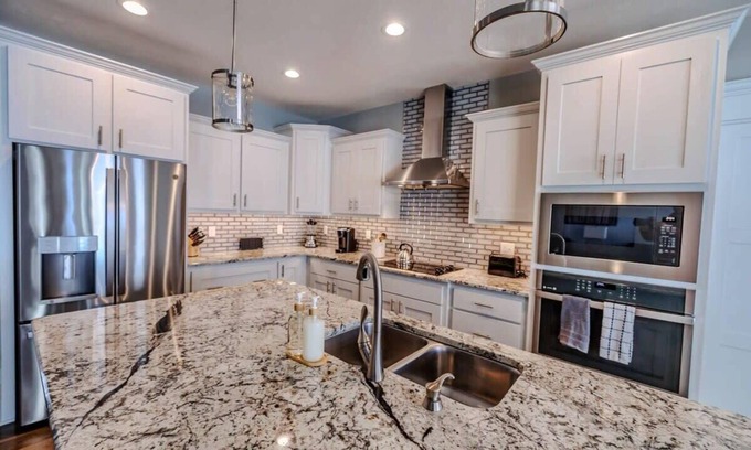 Jefferson House | Luxury Retreat: Modern 5BR Ranch in Bennington