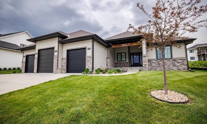 Jefferson House | Luxury Retreat- Modern 5BR Ranch in Bennington