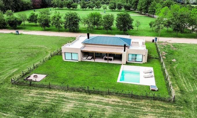 General Rodriguez House | Luxury retreat: Modern house with garden and pool