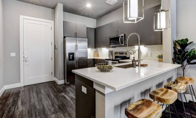 Arsenal Apartment | Luxury Retreat | Pool+Gym | Fast WiFi | Riverwalk