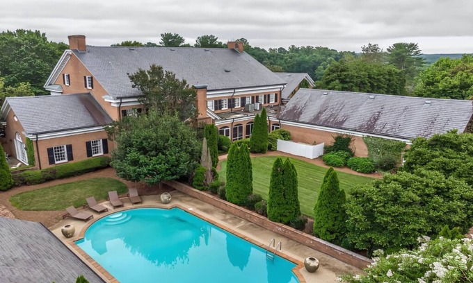 Newton House | Luxury Retreat with Pool & Hot Tubs – Perfect Getaway!