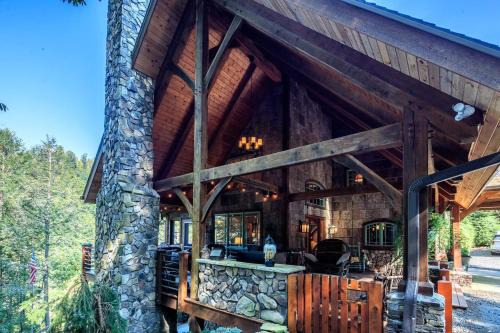 Lansing House | Luxury Riverfront Lodge - Sleeps 12, VIEWS, Fireplaces, Dogs OK