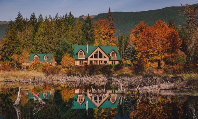 Lake Cowichan Cabin | Luxury Riverside LodgenSleeps 10 - 4 ensuite bedrooms