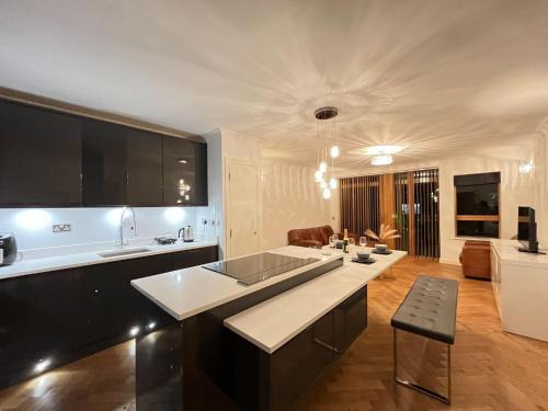 Peninsula Apartment | Luxury Riverside Retreat With Bath Jacuzzi