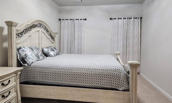 Auburn House | Luxury Room
