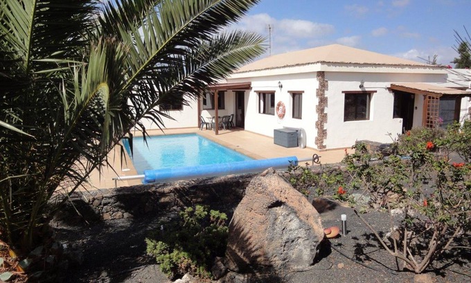 Lajares Villa | Luxury Secluded Villa - Large heated pool Aircon in main bedroom - fibre wifi